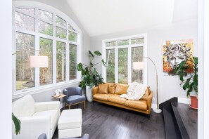 Smart TV, fireplace, books, stereo