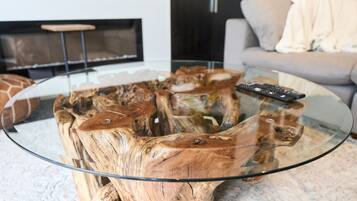 Smart TV, fireplace, books, stereo