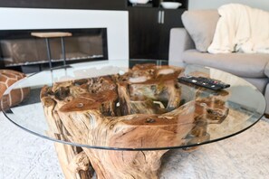 Smart TV, fireplace, books, stereo