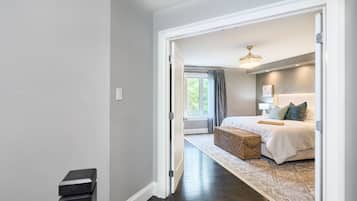 4 dormitoris, escriptori i planxa i posts de planxar