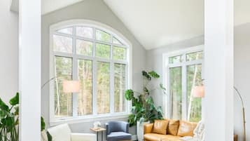 Una Smart TV, una chimenea, libros, un reproductor estéreo