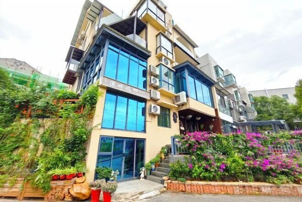 المنشأة من الخارج