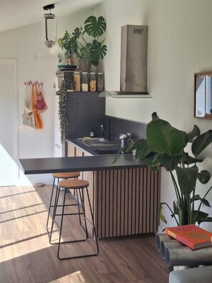 Cafeteira/chaleira, micro-ondas, cooktop, torradeira