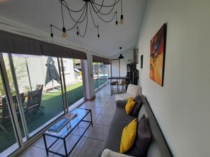 TV, books - Maison de Vacances, Dans un Écrin de Verdure, Près de la mer (La Garde)