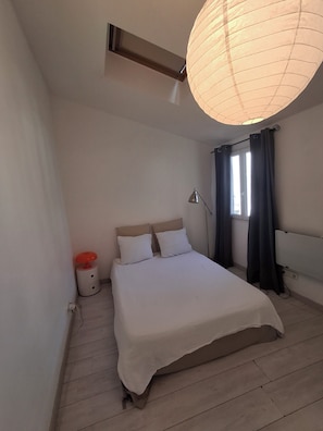 1 bedroom, iron/ironing board, bed sheets - Maison de Vacances, Dans un Écrin de Verdure, Près de la mer (La Garde)
