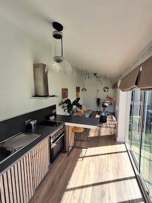 Coffee/tea maker, microwave, stovetop, toaster - Maison de Vacances, Dans un Écrin de Verdure, Près de la mer (La Garde)