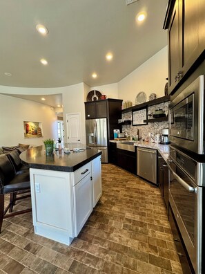 Kylskåp, mikrovågsugn, ugn och spishäll