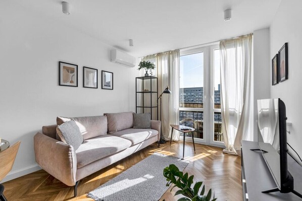 Smart TV - Warsaw Wola - 13th Floor, City View, Metro Nearby - by Rentujemy (Warszawa)