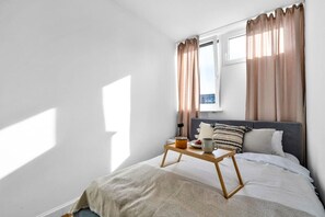 1 bedroom, iron/ironing board, free WiFi, bed sheets - Warsaw Wola - 13th Floor, City View, Metro Nearby - by Rentujemy (Warszawa)