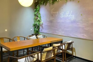 A conference room with a long table, chairs, and a wall with a 'Happy Birthday' message. - Zunyi Wanshou Garden Hotel (Zunyi)