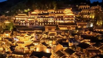 Un pueblo chino tradicional iluminado de noche, con edificios y construcciones muy cercanas entre sí.