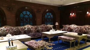 A room with a sofa set, a coffee table, and a bench. - SMQJSZ (Sanmen)