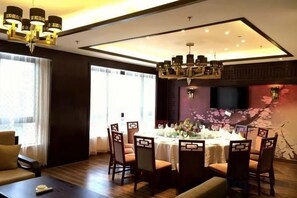 A dining area with a round table, chairs, and a chandelier. - SMQJSZ (Sanmen)