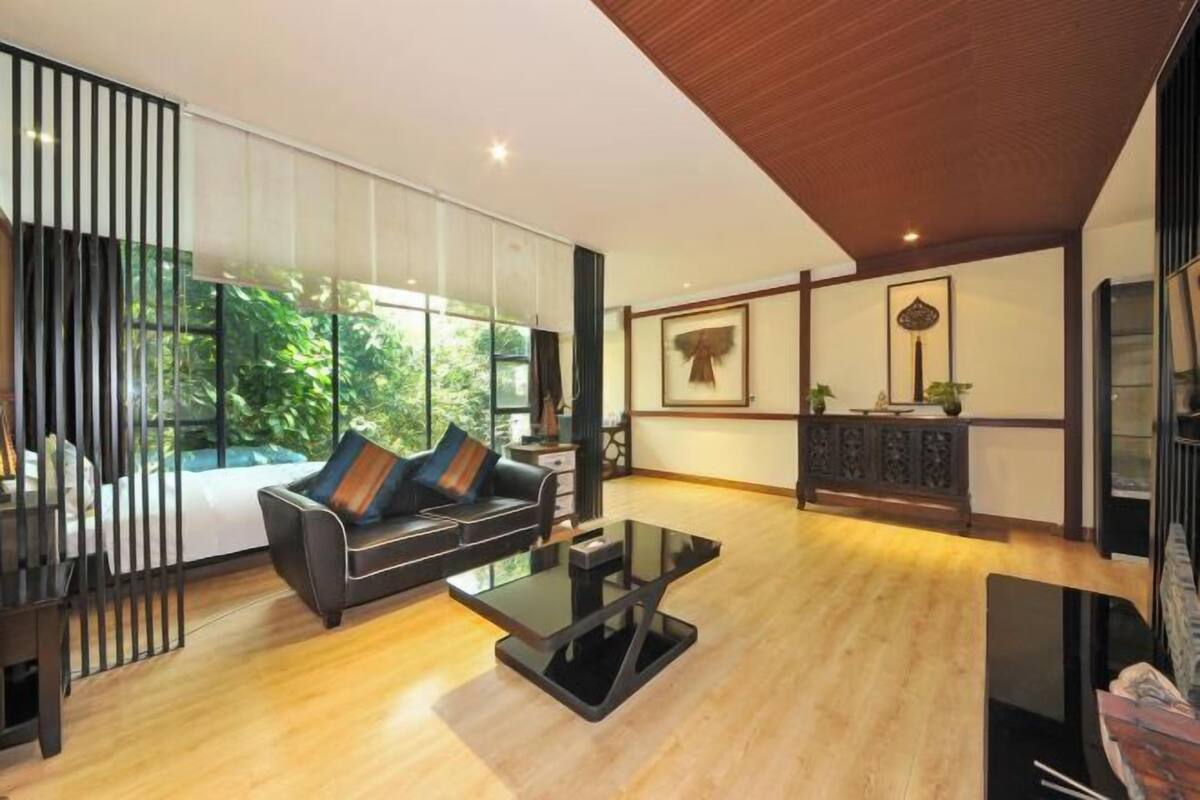 Una sala moderna con un sofá, una mesa de centro y vistas al exterior.