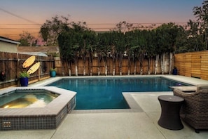 Una piscina al aire libre