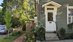 Exterior detail - Charming historic duplex within walking distance of quaint downtown attractions (Lebanon)
