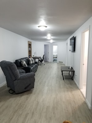 4 soverom, skrivebord, strykejern/-brett og reiseseng for barn