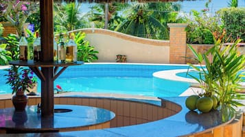 2 piscinas internas, funciona das 8h30 às 21h, espreguiçadeiras