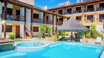 2 piscinas techadas, sillones reclinables de piscina