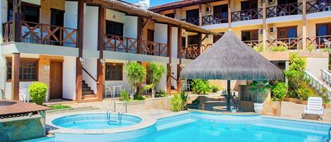 2 piscinas internas, funciona das 8h30 às 21h, espreguiçadeiras