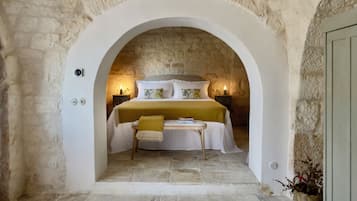 1 bedroom, Egyptian cotton sheets, premium bedding, down duvets