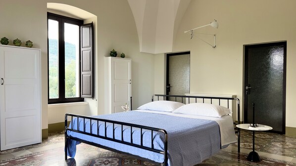 1 bedroom, Egyptian cotton sheets, premium bedding, down comforters