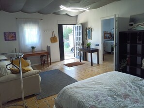 1 bedroom, desk, travel crib, WiFi