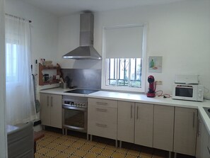 Fridge, microwave, oven, stovetop - Apartament a la natura 2 km Barcelona i 3 km montmeló  (Sant Fost de Campsentelles)