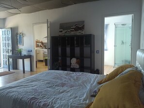 1 bedroom, desk, travel cot, WiFi