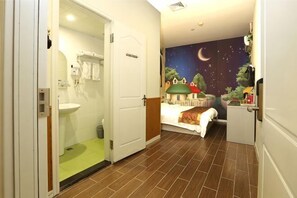 Una camera da letto con un letto, un affresco raffigurante un cielo notturno, un tavolino e un comodino.