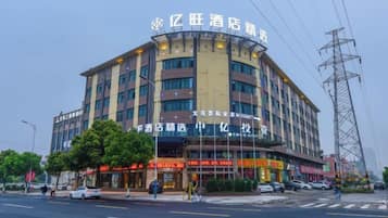 Un hotel de varios pisos con señalización que indica que es un hotel y un restaurante.