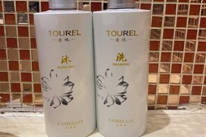 Two bottles of Tourel bath gel and shampoo with floral designs and the brand name CAMELLIA. - Yiwang Hotel Collection (Wenzhou Avenue) (Wenzhou)