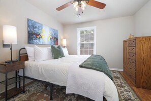 2 Schlafzimmer, Zimmersafe, Schreibtisch, Bügeleisen/Bügelbrett