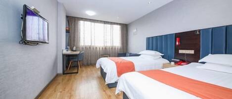 Une chambre d’hôtel avec deux lits, un bureau, une télévision et une fenêtre avec des rideaux.