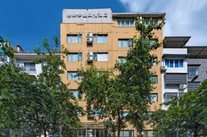 Un edificio de varios pisos con un cartel que indica que es un hotel.
