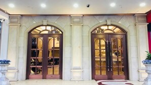 A hotel entrance with arched doors and a tiled floor. - Gelin Luoman Fengqing Hotel (Lishui)