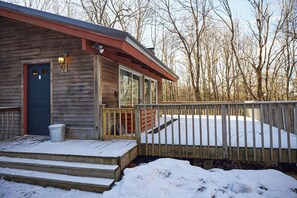 Exterior - Snug Chalet - Family-Friendly, Wi-Fi + Close to Mount Snow (Wilmington)