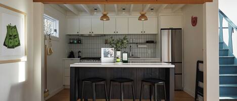 Réfrigérateur, four à micro-ondes, un four, surface de cuisson