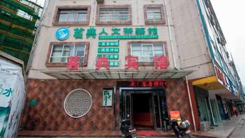 Un edificio con un cartel que indica una galería de humanidades TeaCode y una galería de humanidades TeaCode.