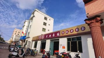 A building with a sign that reads '中药茶园' and '传统老茶'.