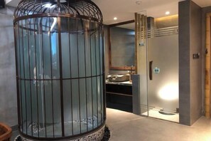 A modern interior with a glass enclosure, a private bathroom with a glass door, and a tiled floor. - Guiyuan Tianqiaoshe Smart Hotel (Wenchang Middle School) (Wenchang)