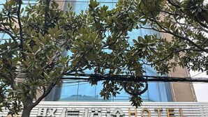 Un letrero de hotel con caracteres chinos y la palabra 'HOTEL' en inglés.