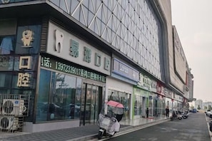 Un bâtiment doté d’une façade moderne, de grandes fenêtres et d’une devanture bien visible avec une enseigne.