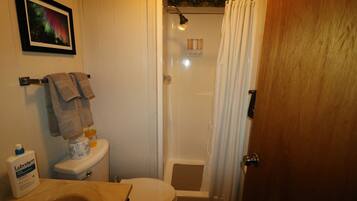 Douche, sĂšche-cheveux, serviettes fournies