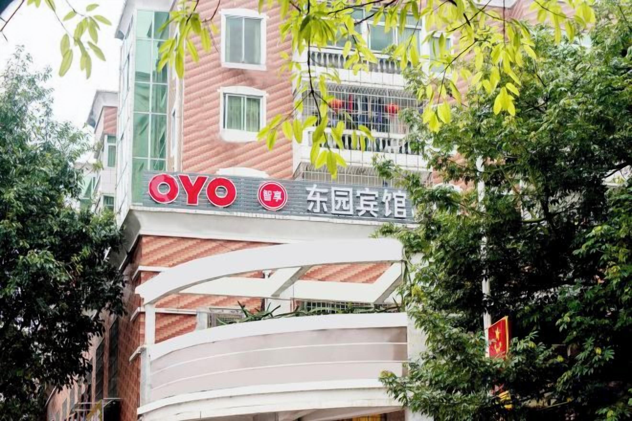 Un bâtiment sur lequel on peut lire les inscriptions « OYO » et « Dongyuan Inn ».