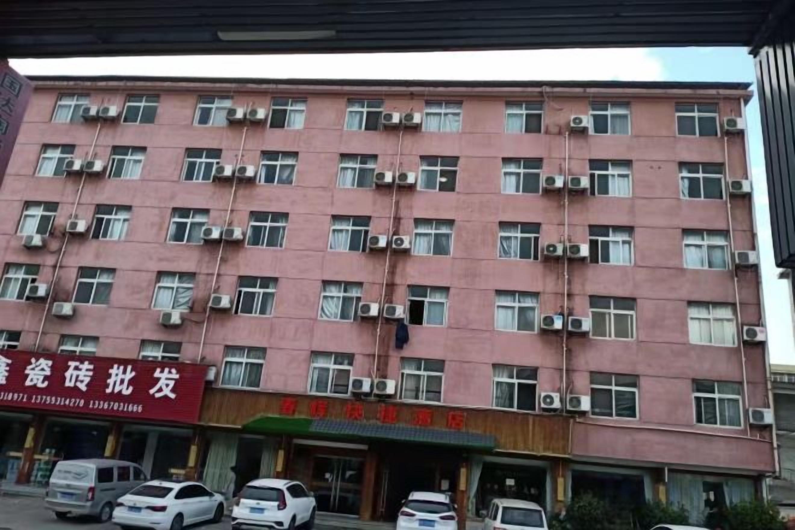 Un immeuble à plusieurs étages, doté d’une rangée de fenêtres et de climatiseurs.