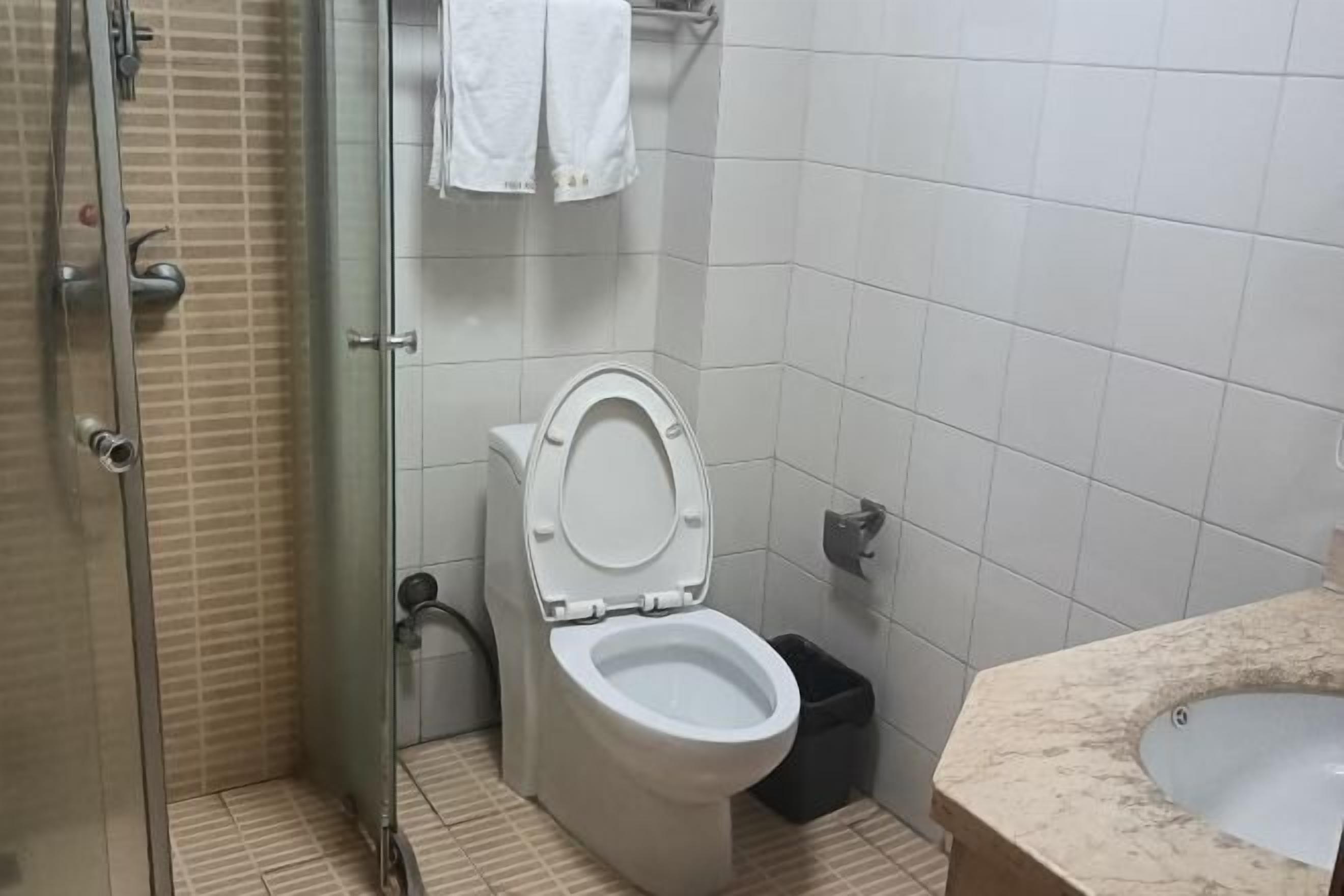 Un baño con inodoro, ducha y lavamanos.