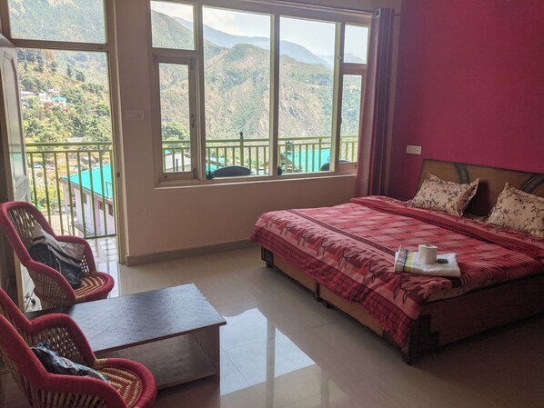 1 bedroom, desk, WiFi, bed sheets