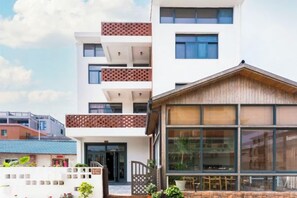 Unclassified image, 4 of 37, button - BCDJ The inn (Shengsi)