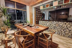 المنشأة من الداخل